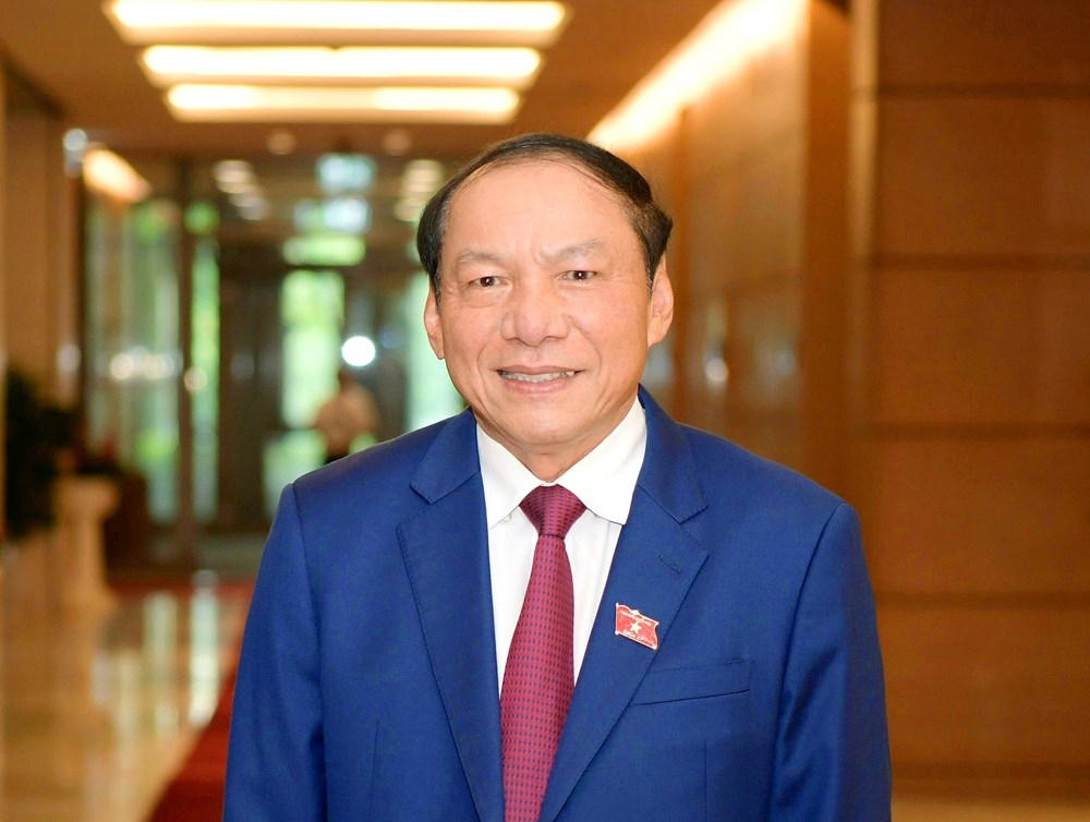 Nhân kỷ niệm 100 năm Ngày Báo chí Cách mạng Việt Nam - dấu mốc đặc biệt quan trọng của một hành trình đồng hành cùng dân tộc, tôi xin gửi đến những người làm báo cả nước những lời chúc mừng tốt đẹp nhất. Tôi đặc biệt trân trọng những cây bút đang lặng thầm dấn thân giữa đời sống văn hóa, thể thao và du lịch - nơi mỗi câu chuyện không chỉ phản ánh thực tại, mà còn nâng niu hồn cốt dân tộc, tỏa sáng trí tuệ và nhân cách mỗi con người Việt Nam.

Người làm báo trong lĩnh vực văn hóa, thể thao và du lịch không chỉ là đưa tin, không chỉ là hành trình kiếm tìm vẻ đẹp, đánh thức những mạch nguồn văn hóa, mà còn lặng lẽ chạm tới giá trị vô hình nhưng bất biến. Mỗi bước chân, mỗi trạm dừng nghỉ của nhà báo sẽ là những câu chuyện đẹp, những hồi ký, những phát hiện, những suy ngẫm, những phản biện chính sách, và cũng có thể là một khúc nhạc quê hương, một không gian di sản, lễ hội hay trong tiếng hò reo của một trận đấu thể thao, ánh mắt xúc động của du khách khi được thưởng thức những không gian văn hóa, nghệ thuật dân gian, ẩm thực đậm đà bản sắc Việt Nam… - những lát cắt tinh tế để góp phần nâng niu, giữ gìn bản sắc văn hóa dân tộc.

(Bộ trưởng NGUYỄN VĂN HÙNG)
