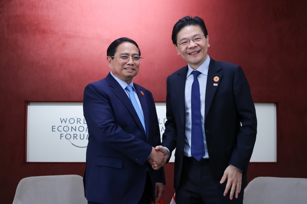 Thủ tướng Phạm Minh Chính và Thủ tướng Singapore Lawrence Wong. (Ảnh: VGP/Nhật Bắc)