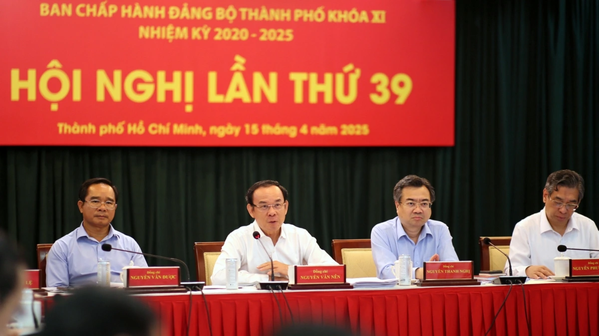 Ông Nguyễn Văn Nên, Bí thư Thành ủy TP.HCM cùng các Phó Bí thư: Nguyễn Thanh Nghị, Nguyễn Văn Được và Nguyễn Phước Lộc tại Hội nghị Thành ủy lần thứ 39, tháng 4/2025