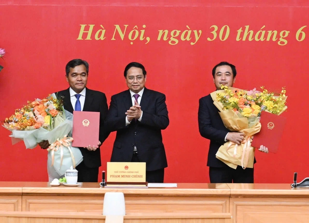 Thủ tướng Chính phủ Phạm Minh Chính trao Quyết định bổ nhiệm và tặng hoa chúc mừng hai đồng chí Trần Đức Thắng và Hồ Văn Niên
