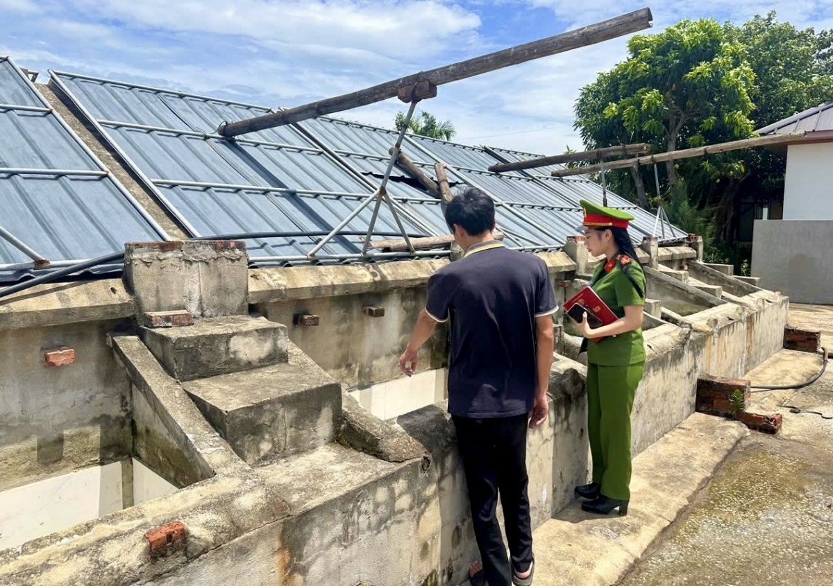 Lực lượng Công an tiến hành kiểm tra cơ sở sản xuất nước mắm tại xã Hòa Lộc, huyện Hậu Lộc