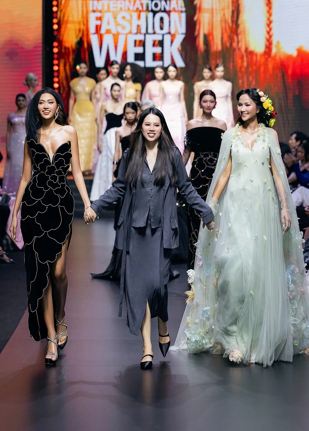 Miss Cosmo 2024 đọ sắc cùng Hoa hậu H'Hen Niê. Hoa hậu Hoàn vũ Việt Nam 2017 đang mang thai con đầu lòng