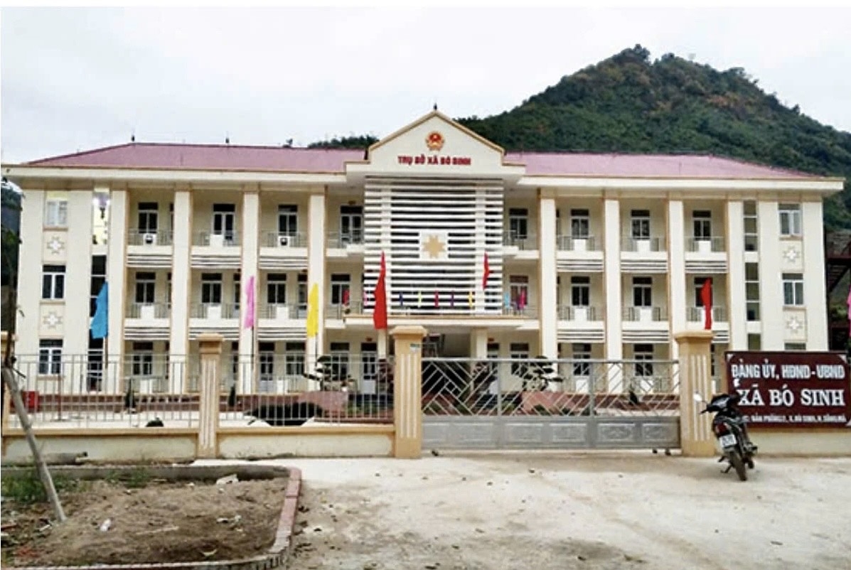 Trụ sở xã Bó Sinh (cũ), huyện Sông Mã, Sơn La là nơi làm việc của xã Bó Sinh (mới) gồm 3 xã Pú Bẩu, Chiềng En và Bó Sinh (cũ) sáp nhập lại