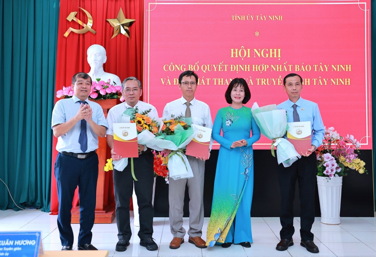 Ông Võ Đức Trong, Trưởng ban Tổ chức Tỉnh ủy và bà Nguyễn Thị Xuân Hương, Trưởng ban Tuyên giáo và Dân vận Tỉnh ủy trao quyết định và hoa chúc mừng các nhân sự mới (ảnh Báo Tây Ninh)
