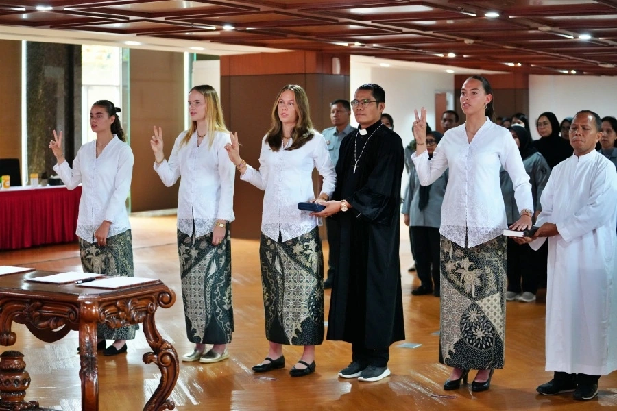 (Từ trái sang phải) Felicia de Zeeuw, Isa Warps, Emily Nahon và Iris de Rouw hoàn tất thủ tục nhập tịch Indonesia. (Ảnh: PSSI)