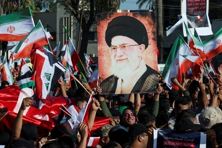 Biểu tình ở khu người Hồi giáo dòng Shiite ở Kadhimiya, thủ đô Baghdad, Iraq ngày 21/6 với hình ảnh Lãnh đạo tối cao Iran Ali Khamenei - Ảnh: REUTERS
