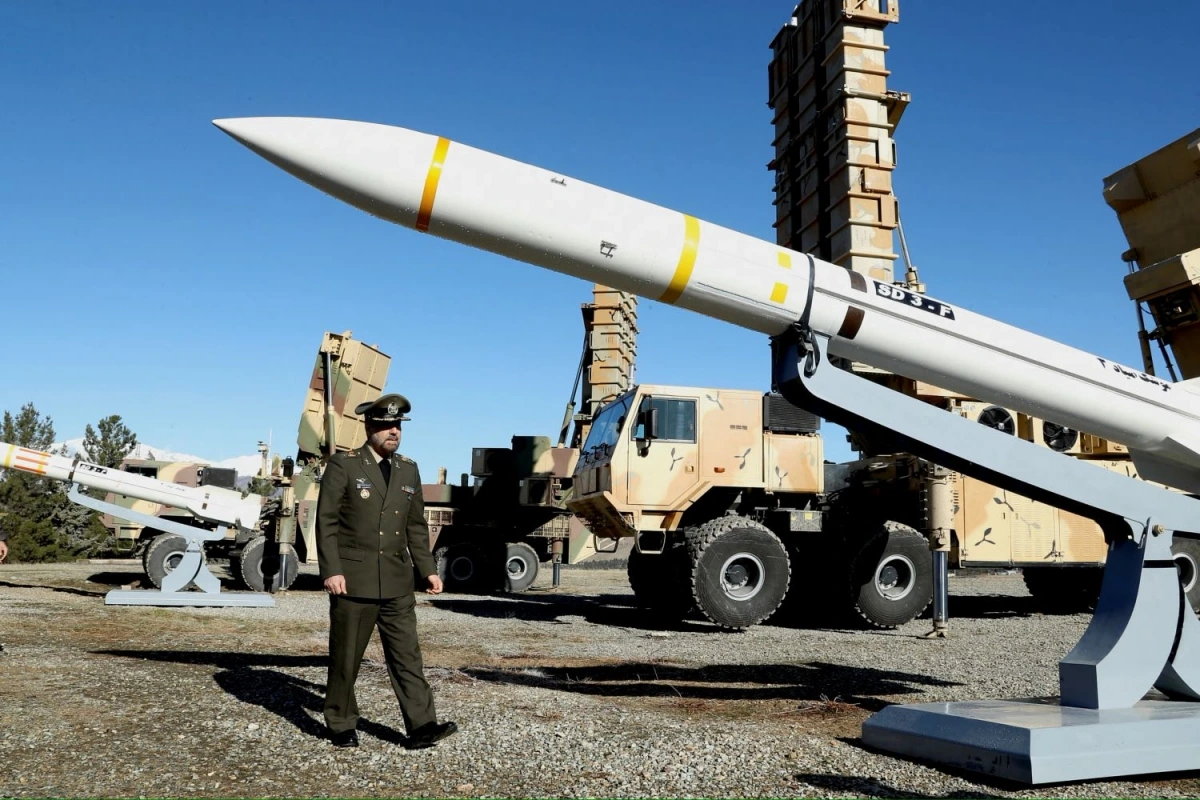 Một sỹ quan Iran bên cạnh các khí tài của quân đội nước này (Ảnh: Reuters)