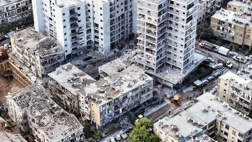Một khu dân cư ở Bat Yam (Israel) bị tàn phá bởi hỏa lực Iran - Ảnh: Reuters