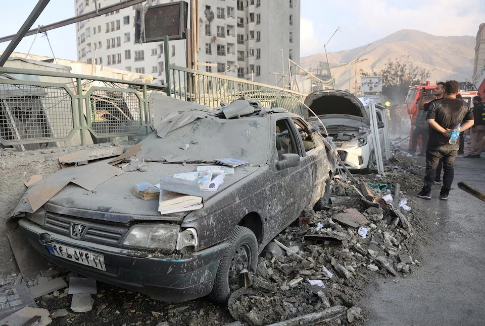 Các phương tiện bị hư hại sau cuộc không kích của Israel vào Tehran, Iran, ngày 13/6/2025. Ảnh: WANA/Reuters