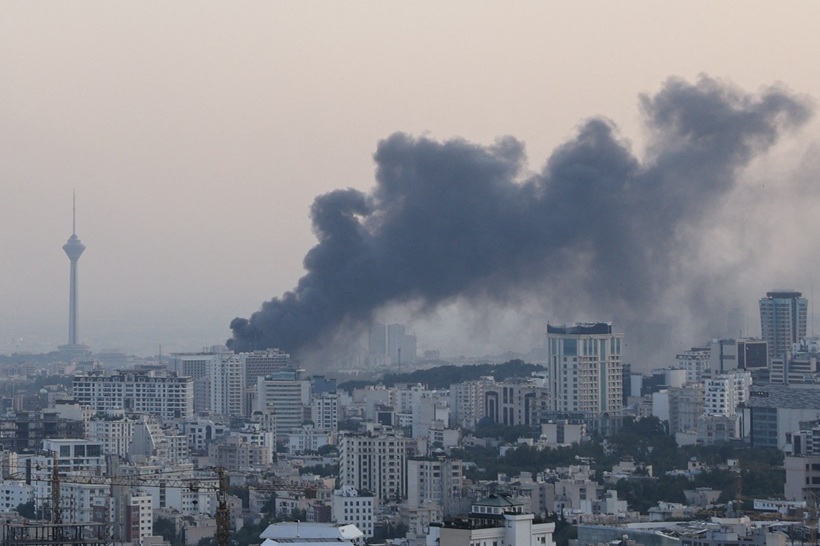 Israel tấn công thủ đô Tehran, Iran. Ảnh: Reuters