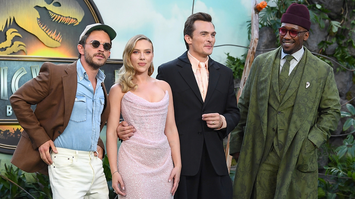 Jonathan Bailey, Scarlett Johansson, Rupert Friend và Mahershala Ali tại buổi ra mắt Jurassic World Rebirth.