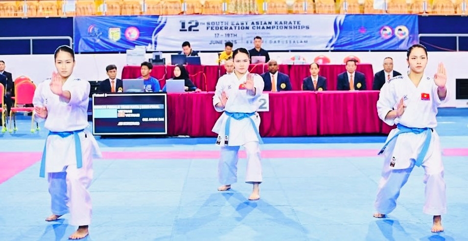 Vietnamese women's team win a gold medal in kata (performance) (Photo: SEAKF)