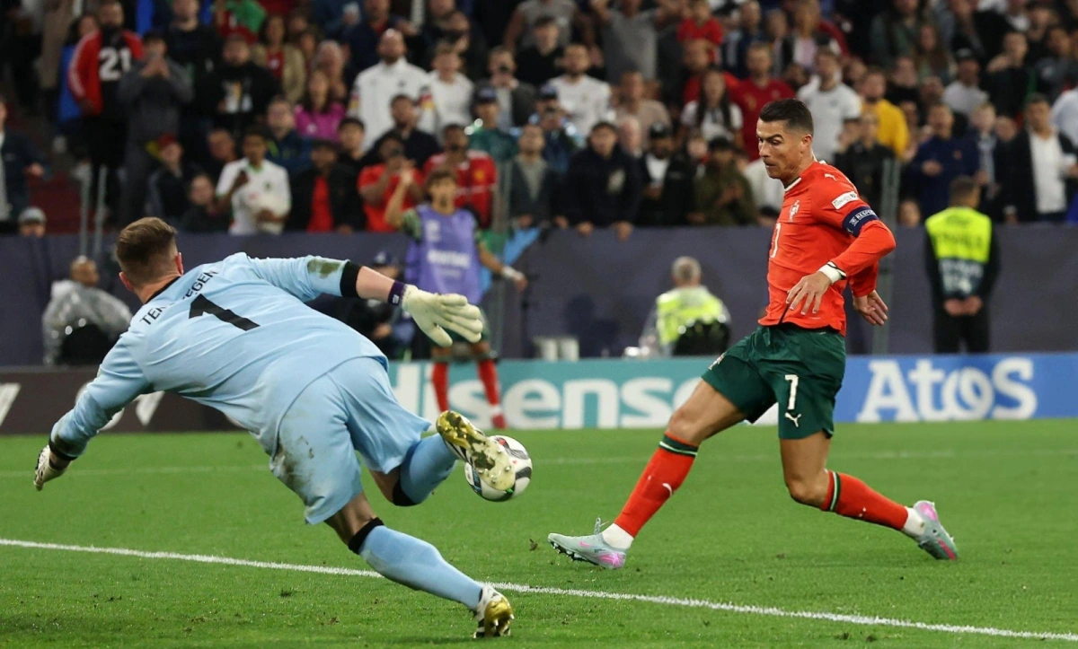Ronaldo ghi bàn mang về chiến thắng 2-1 cho Bồ Đào Nha. (Ảnh: Getty)