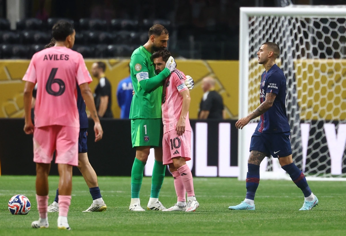 Các đồng đội cũ động viên Messi (Ảnh: Reuters).