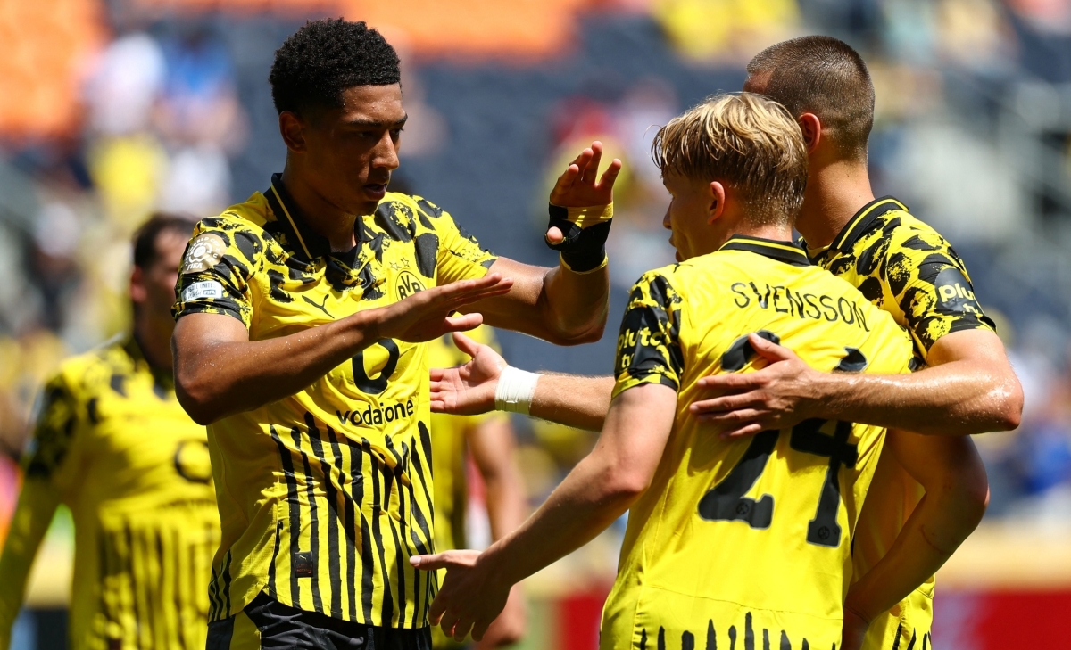 Dortmund ăn mừng bàn thắng mở tỉ số (Ảnh: Reuters).