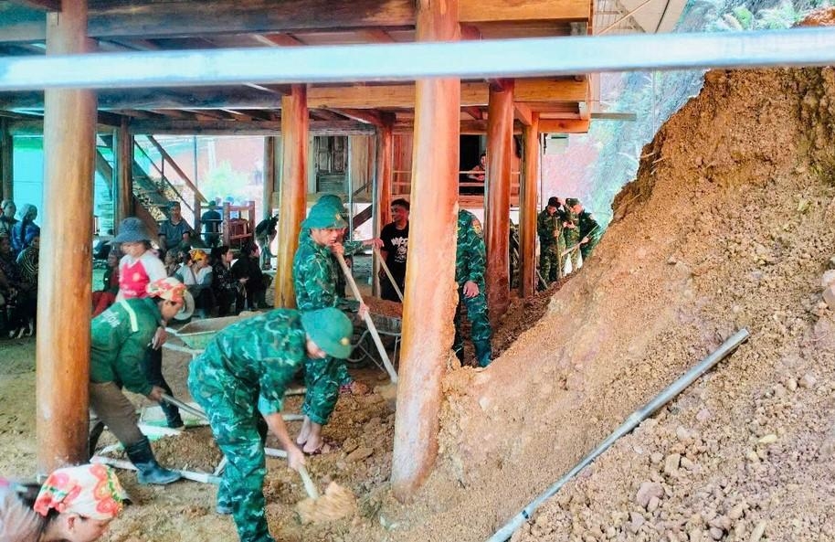 Lực lượng quân đội giúp dân khắc phục hậu quả mưa lũ.