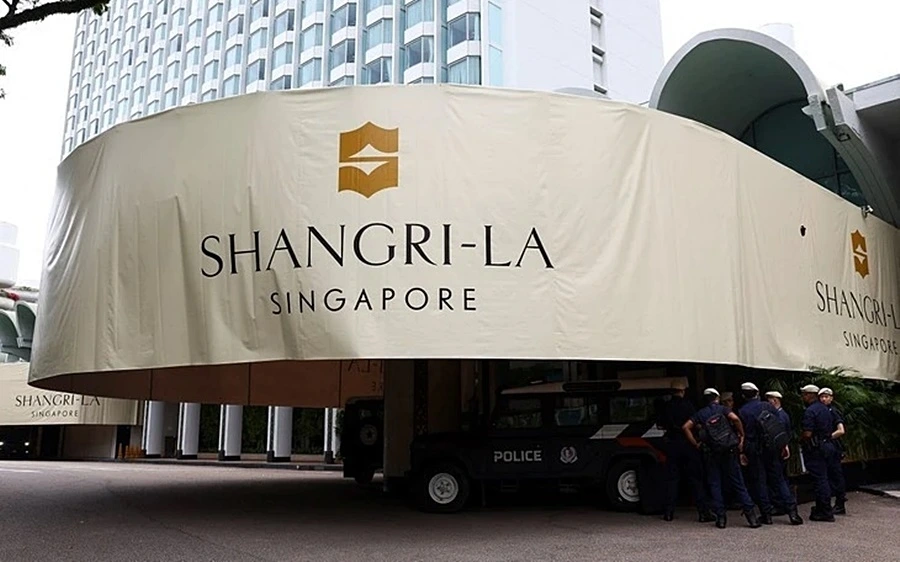 Cảnh sát Singapore bảo vệ khách sạn Shangri-La, nơi tổ chức Đối thoại Shangri-La 2025. Ảnh: Reuters.