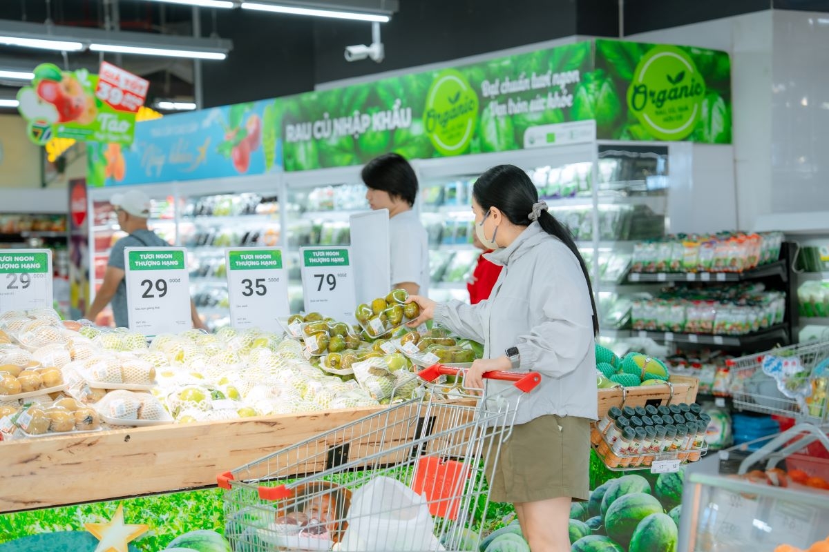Khách hàng mua sắm tại hệ thống cửa hàng siêu thị WinCommerce