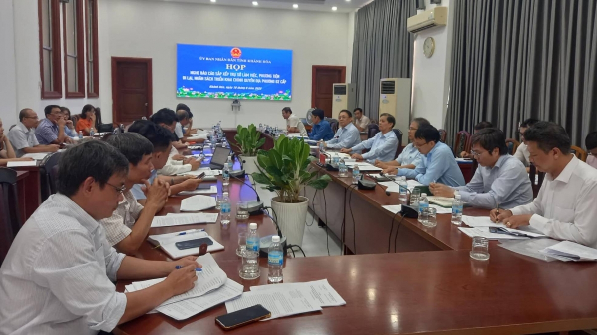 Quang cảnh phiên họp của UBND tỉnh Khánh Hòa nghe các sở, ban, ngành, địa phương báo cáo việc sắp xếp trụ sở làm việc, phương tiện đi lại, ngân sách phục vụ triển khai chính quyền địa phương hai cấp