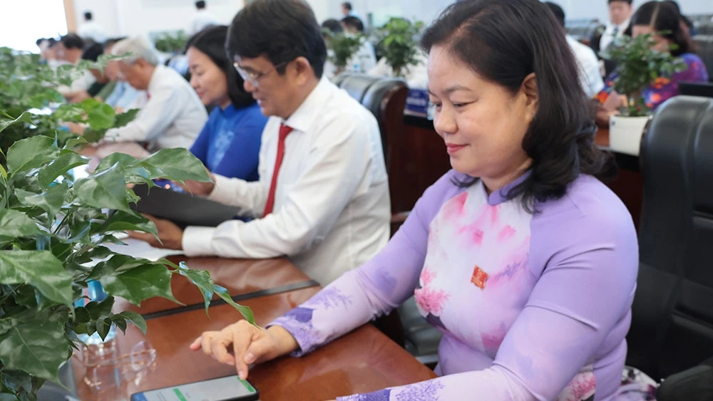 Đại biểu HĐND tỉnh biểu quyết thông qua các nghị quyết 