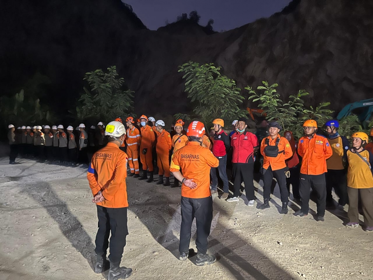 Khoảng 700 nhân viên lực lượng cứu hộ được triển khai tại hiện trường xảy ra vụ sập mỏ đá Cirebon- Ảnh Basarnas