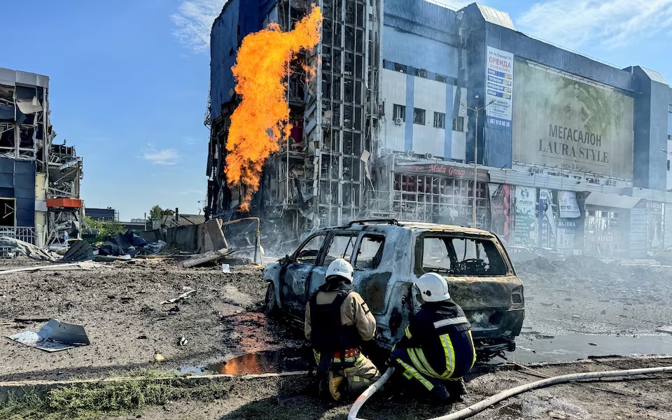 Lính cứu hỏa Ukraine dập lửa do chiến sự ở Kharkov. Ảnh: Reuters.