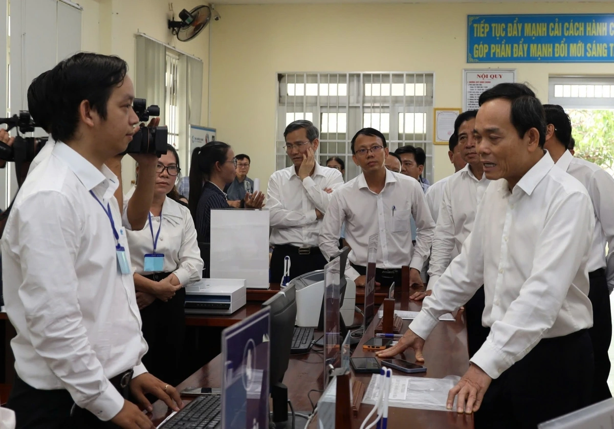 Ông Trần Lưu Quang, Bí thư Trung ương Đảng, Trưởng ban Chính sách, Chiến lược Trung ương(ngoài cùng bên phải) kiểm tra việc vận hành chính quyền 2 cấp tại tỉnh Khánh Hòa