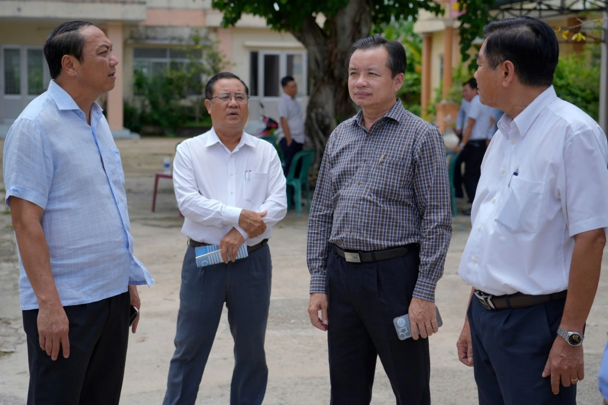 Phó Bí thư Thường trực Tỉnh ủy, Chủ tịch HĐND tỉnh Kiên Giang Lâm Minh Thành (bìa trái) cùng đoàn công tác kiểm tra cơ sở vật chất nơi đặt trụ sở mới của xã Mỹ Thuận (mới).