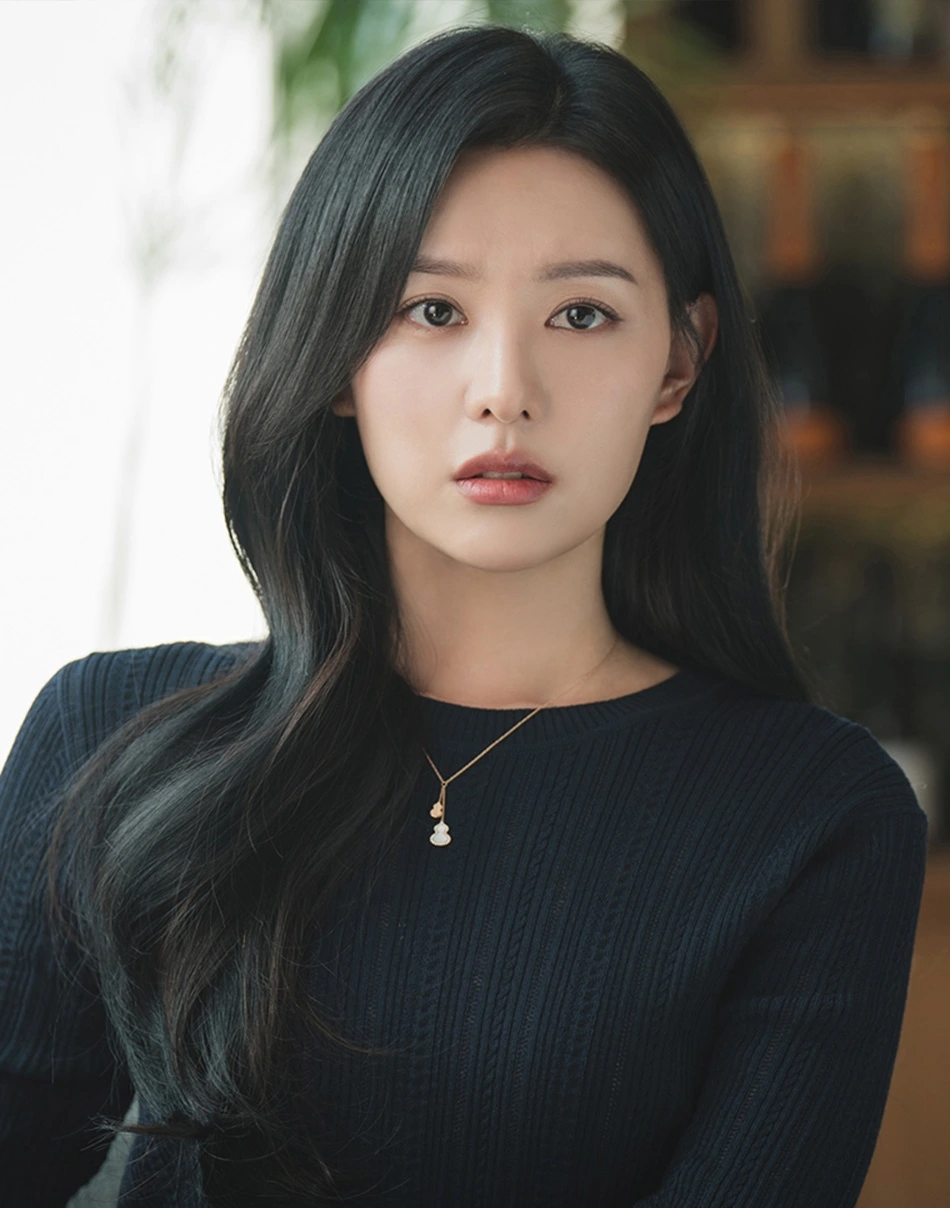 Kim Ji Won thể hiện nhân vật như sinh ra để đứng trên đỉnh cao xã hội, nơi từng bước đi và lời nói đều mang dáng dấp của một biểu tượng thời đại mới.