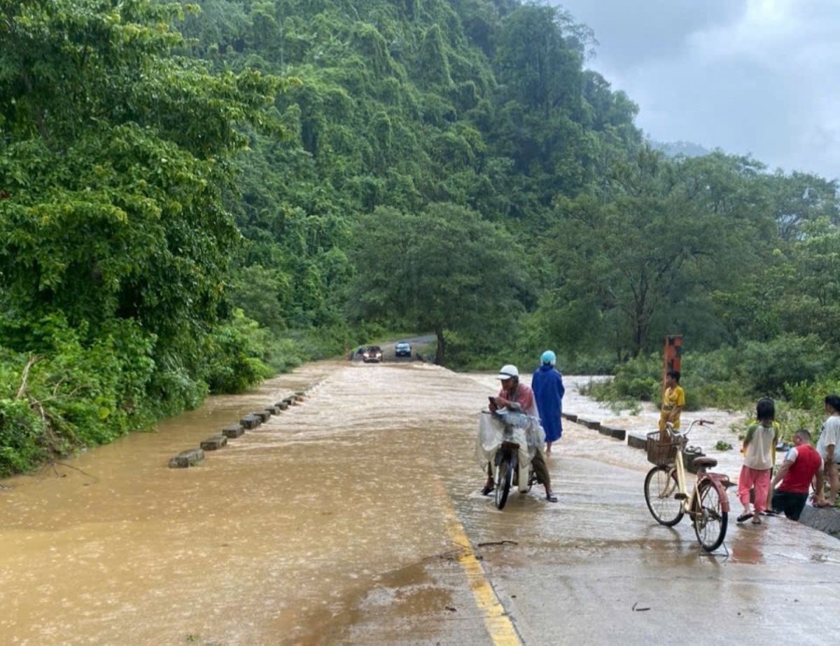 Km25 trên Quốc lộ 9B đoạn qua xã Thủy Ngân, huyện Lệ Thủy bị ngập