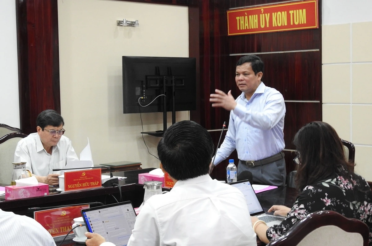 Ông Nguyễn Đức Tuy, Phó Bí thư Thường trực Tỉnh ủy, Bí thư Đảng ủy các cơ quan Đảng tỉnh Kon Tum kiểm tra công tác sắp xếp đơn vị hành chính tại Thành uỷ thành phố Kon Tum.