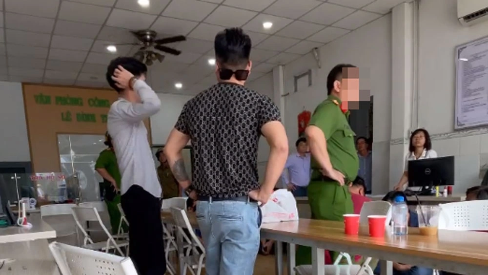 Cảnh công an ập vào phòng công chứng bắt người được chia sẻ MXH