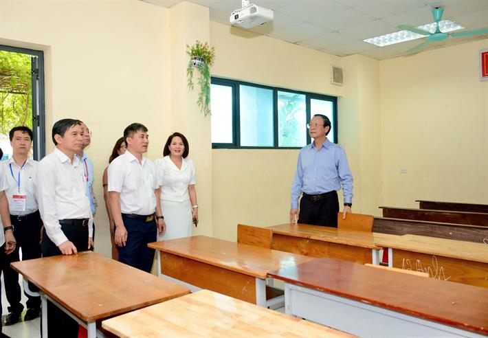Đoàn kiểm tra do Thứ trưởng Bộ GD-ĐT Phạm Ngọc Thưởng kiểm tra tại một số địa phương (ảnh Moet)