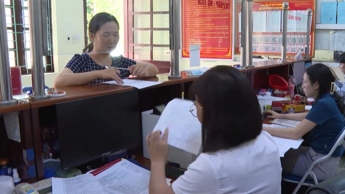 Người dân phấn khởi khi mọi thủ tục hành chính tại UBND các xã, phường không bị gián đoạn