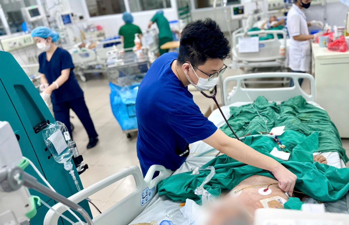 Bác sĩ điều trị cho nam bệnh nhân lạm dụng thuốc Corticoid kéo dài (Ảnh BVCC)