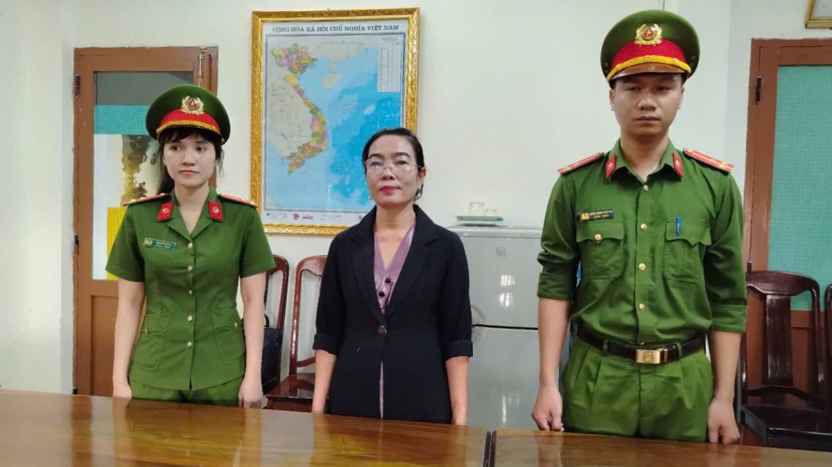 Cơ quan Cảnh sát điều tra Công an tỉnh Phú Yên thi hành các quyết định đối với bà Đặng Thị Hòa Hiệp (Ảnh: Nguyễn Luân)