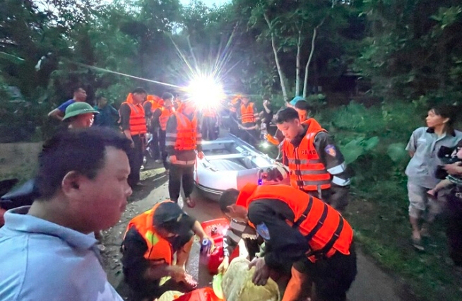 Tại huyện Bắc Sơn, mưa lớn cũng gây ngập lụt nghiêm trọng, làm thiệt hại nặng nề về tài sản và hoa màu của người dân. Tối 22/6, Công an tỉnh Lạng Sơn huy động 30 cán bộ chiến sĩ, 3 xe ô tô chuyên dụng cùng 2 xuồng máy; lực lượng cảnh sát phòng cháy, chữa cháy và cứu nạn, cứu hộ cũng điều động 20 cán bộ chiến sĩ và 2 xuồng máy tham gia giải cứu người dân thoát khỏi vùng lũ nguy hiểm. (Ảnh: Công an Lạng Sơn)