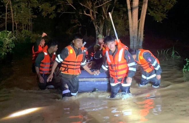 Lực lượng chức năng xuyên đêm tìm kiếm, giải cứu người dân khỏi điểm ngập. (Ảnh: Công an Lạng Sơn)