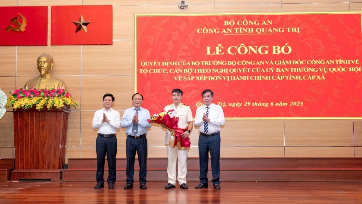 Lãnh đạo tỉnh Quảng Bình (cũ) tặng hoa chúc mừng Thiếu tướng Nguyễn Thanh Liêm, Giám đốc Công an tỉnh Quảng Trị (mới)