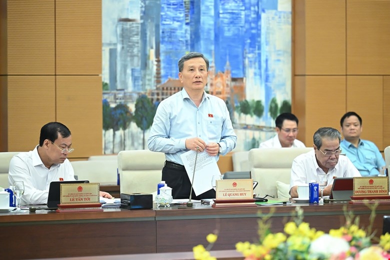 Chủ nhiệm Ủy ban KH,CN&amp;MT Lê Quang Huy báo cáo tại phiên họp