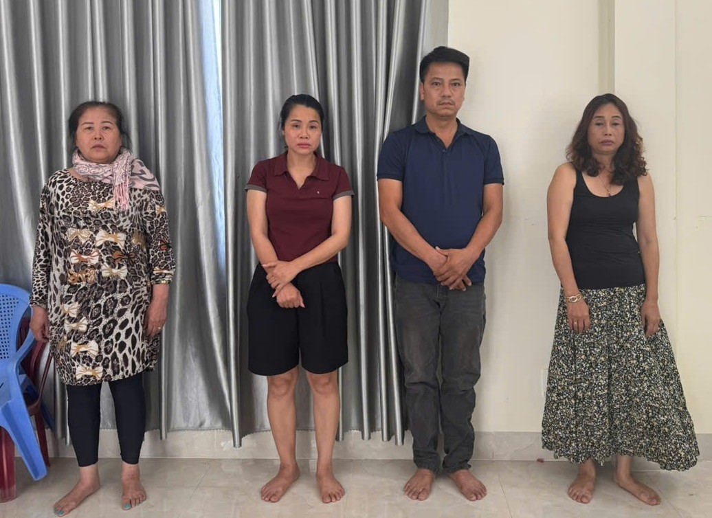 Các đối tượng Lê Thị Thuý Phương, Trần Thị Nguyên, Đỗ Công Khuê và Nguyễn Kim Anh (từ trái qua) tại cơ quan công an