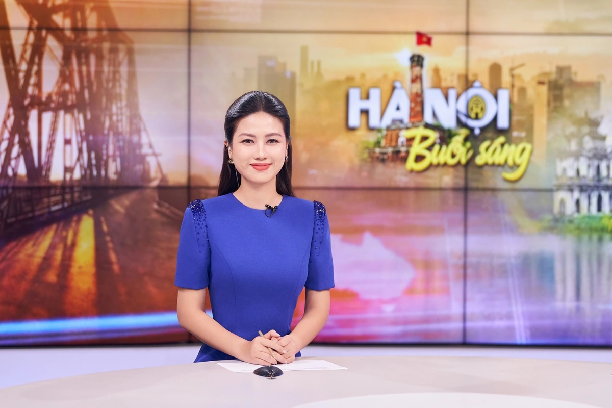 Lê Thu Hoà – MC, Biên tập viên Thời sự của Đài Phát thanh – Truyền hình Hà Nội – thu hút sự chú ý nhờ hình ảnh chuyên nghiệp, phong thái tự tin. Ảnh: NVCC