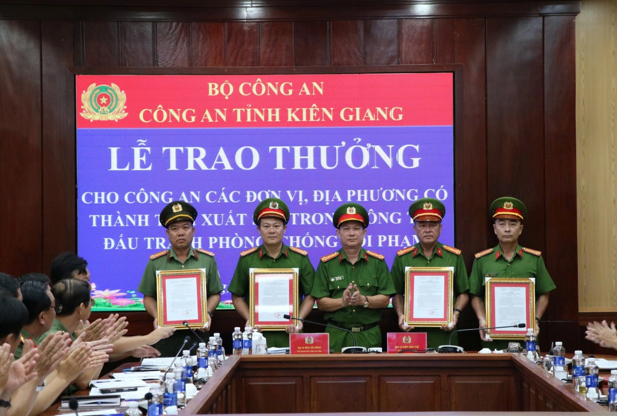 Đại tá Diệp Văn Thế - Phó Giám đốc Công an tỉnh trao Giấy khen của Giám đốc Công an tỉnh
cho các tập thể có thành tích xuất sắc trong công tác đấu tranh phòng, chống tội phạm.
