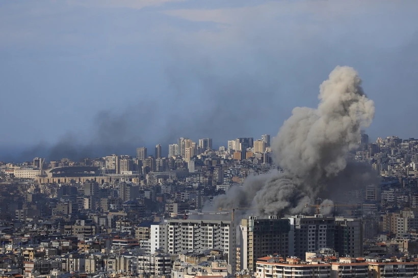 Khói bốc lên sau các cuộc không kích của Israel xuống ngoại ô thủ đô Beirut, Liban ngày 21/11/2024. (Ảnh: THX/TTXVN)