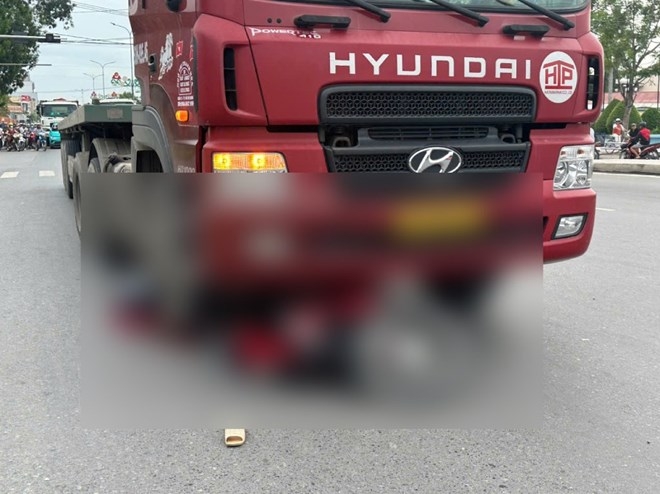 Vụ tai nạn giao thông nghiêm trọng giữa xe đầu kéo và xe máy đã khiến một phụ nữ tử vong tại chỗ. Ảnh: Quyên Phạm