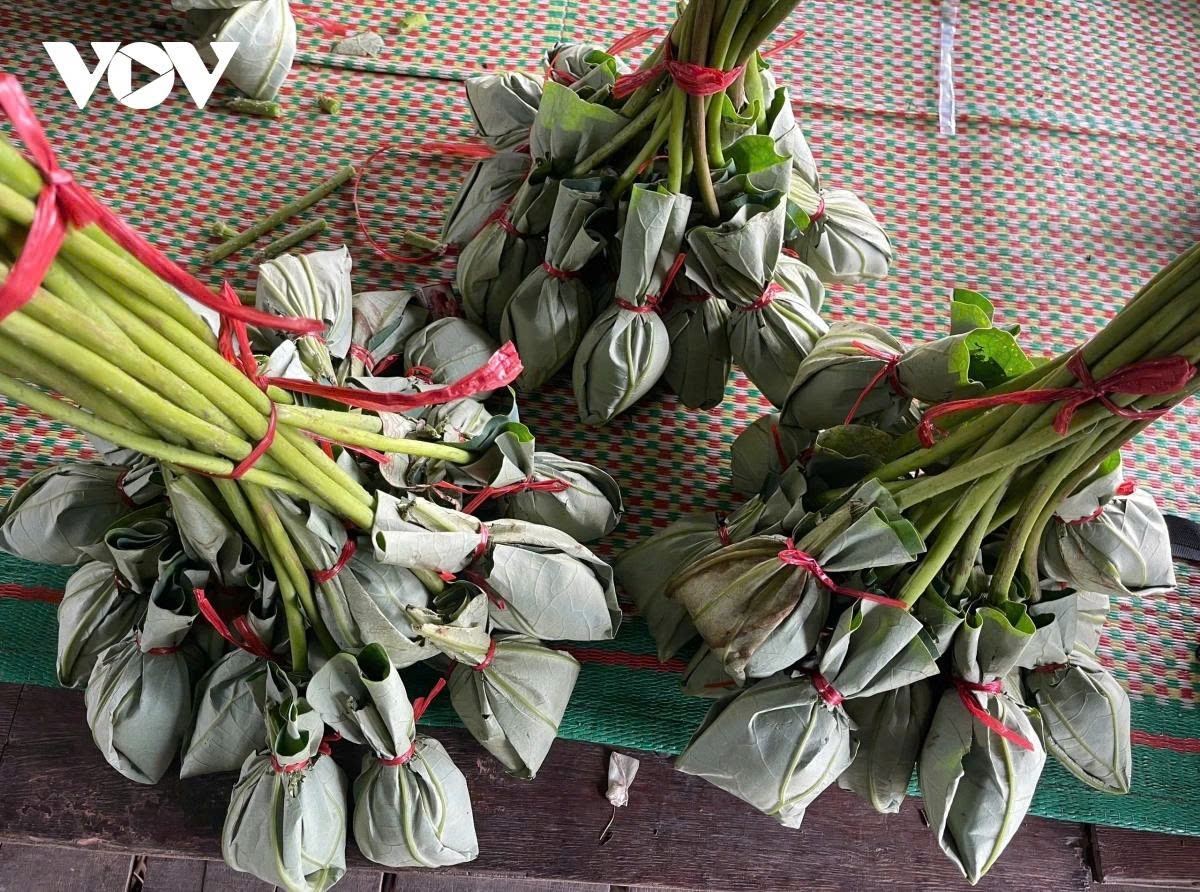 Tea is put into the lotus flower when it has just opened. During this time the tea is packed in the flower and the tea absorbs its scent.