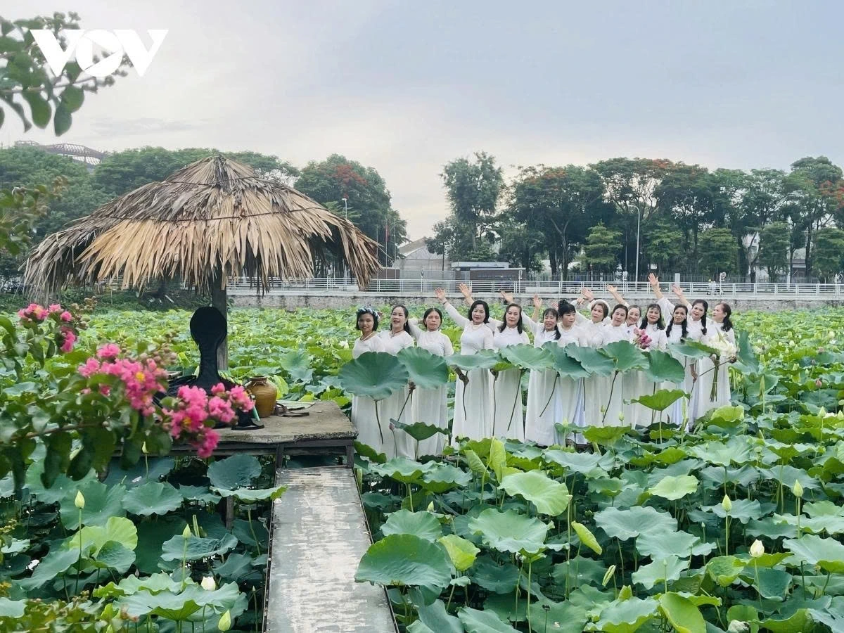 Each day the site attracts many visitors keen to snap wonderful photographs alongside picturesque flowers.