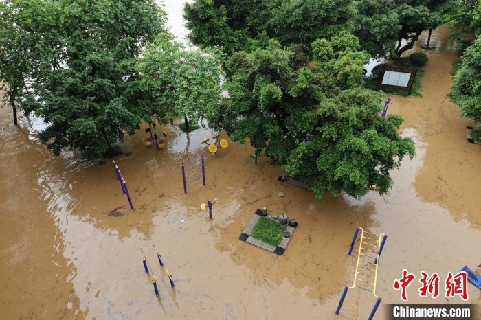 Ngập sâu ở thành phố Liễu Châu, Quảng Tây. Ảnh: Chinanews