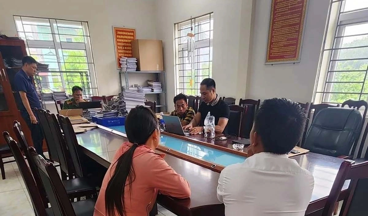Hai người Mông, được cho là nạn nhân trong vụ việc bị taxi "chặt chém" trong lúc đưa con đi khám bệnh về đã quay lại Hà Nội để trình báo công an