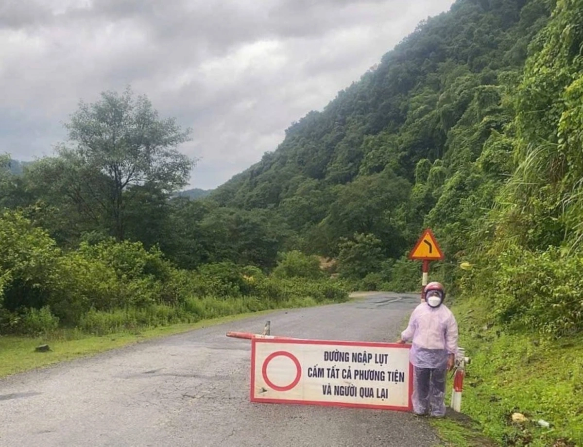 Lực lượng chức năng cắm biển cảnh báo người và phương tiện không qua lại đoạn đường